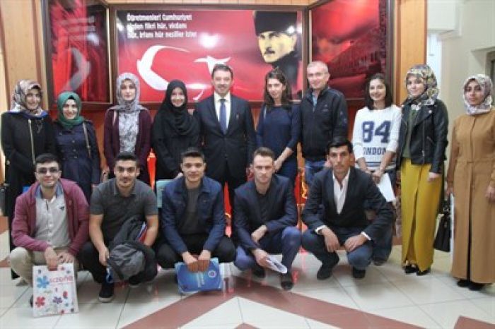 Erzurum’a ataması yapılan öğretmenler çiçeklerle karşılandı