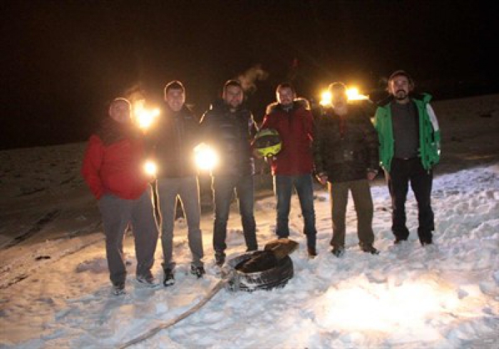 Erzurum'da buz gibi havada kar üzerinde lastik raftingi