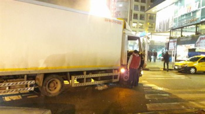 Erzurum'da araçlar yolun ortasında dondu!
