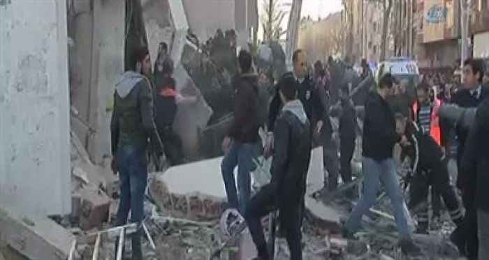 İstanbul'da bina çöktü! Yaralılar var!