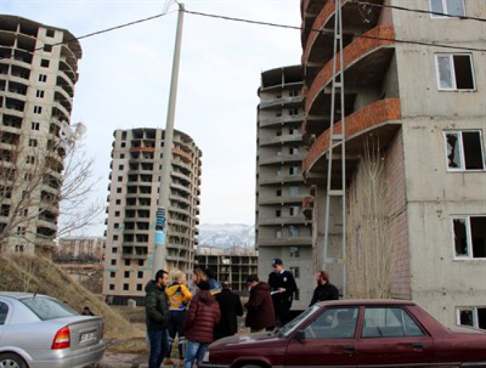 Erzurum'da Yarım kalan konutlar tehlike saçıyor:' İntihar…