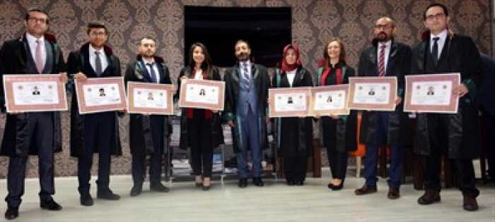 Erzurum'da Genç avukatlar ruhsatlarını ailelerinin elinden aldı