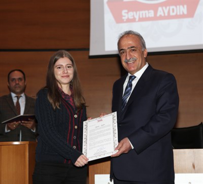 Erzurum: Fakültelerine birincilikle yerleşen öğrencilere Rektör Çomaklı’dan hediye