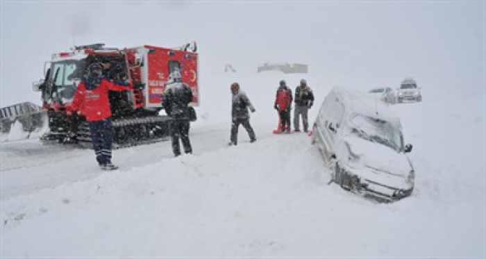 Erzurum Şarampole uçan otomobil karla mücadele ekiplerince kurtarıldı
