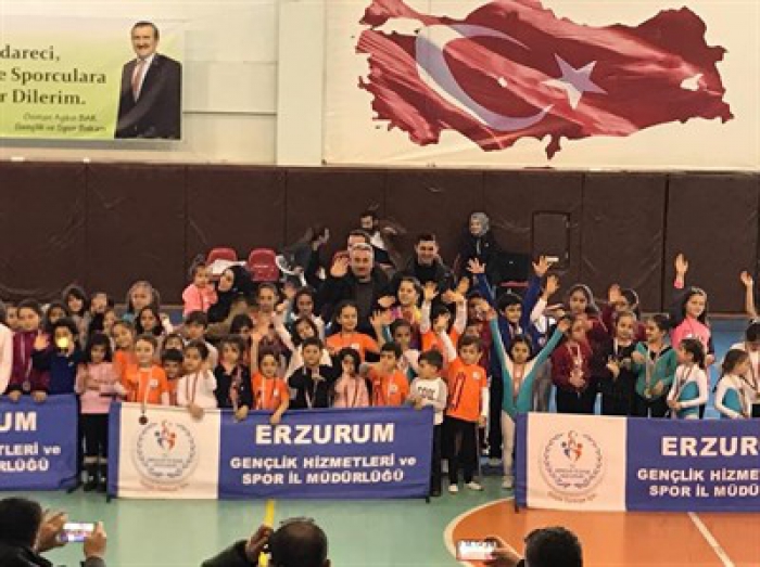 Erzurum'da Minik jimnastikçiler büyüledi