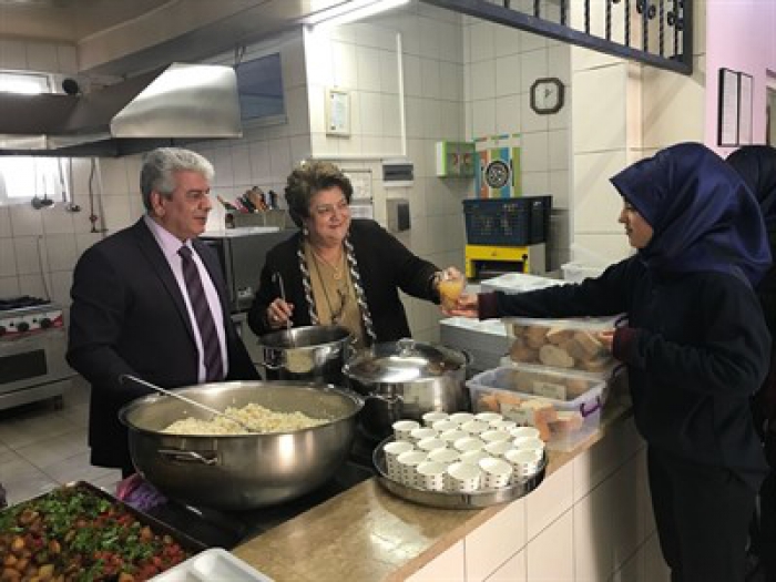 Çomaklı, kendi elleriyle un çorbası ve hoşaf dağıttı