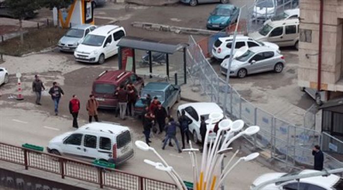 Erzurum’da erkeklerin kavgasını kızlar araya girerek ayırdı