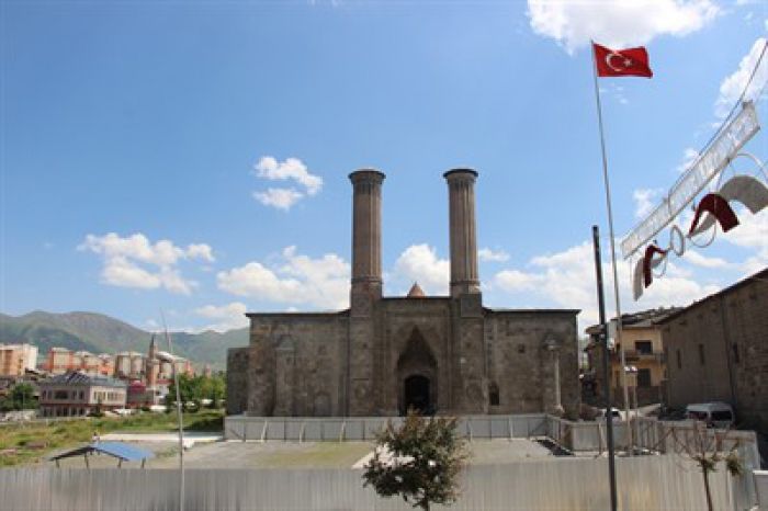 Erzurum Tarihi Çifte Minareli Medresede çevre düzenlenmesi