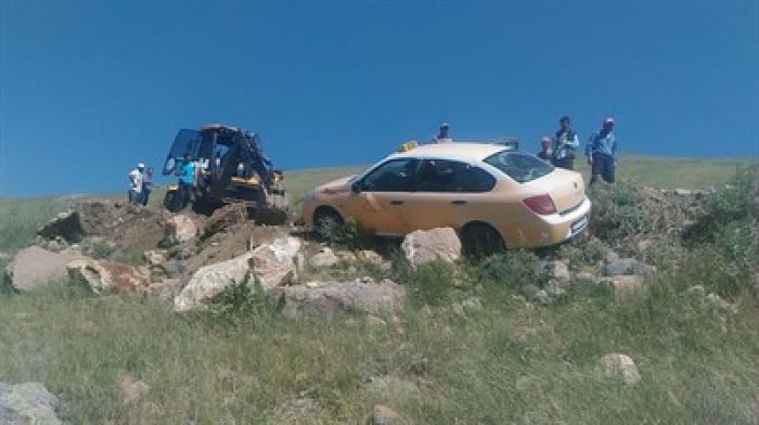 Erzurum Ticari araç şarampolde asılı kaldı
