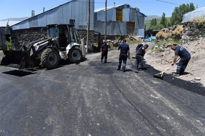 Erzurum Yakutiye, en uzak köyünü asfaltlıyor