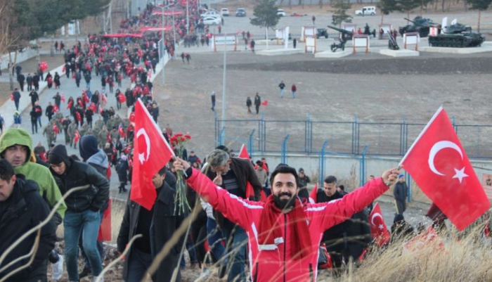 Binlerce Erzurumlu 141 yıl önceki gibi Tabyalara yürüdü