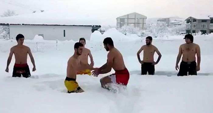 Üniversite öğrencilerinden şortlu kar çılgınlığı