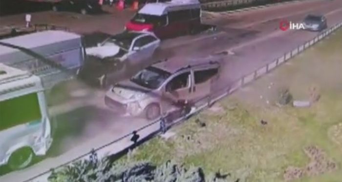 Kırmızı ışıkta bekleyen araçların arasına daldı! 15 yaralı