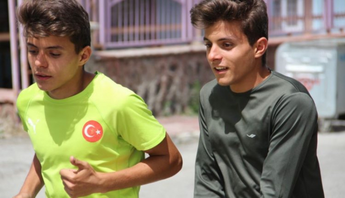 Erzurumlu İkiz Sprinterler 1 haftada 2 kez şampiyon oldu