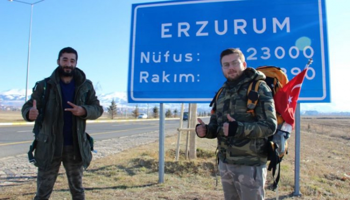 Araçlarını satıp otostopla Türkiye turuna çıktılar