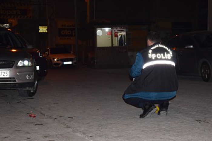 Ayrı yaşadığı eşinin aracına kurşun yağdırdı