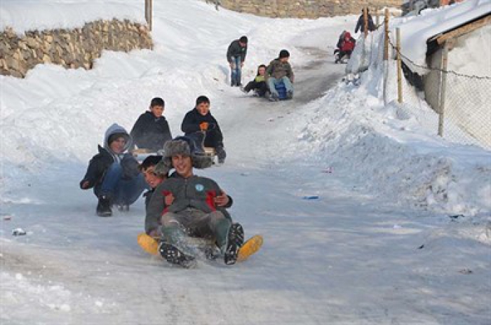 Erzurum’da çocukların kızak keyfi