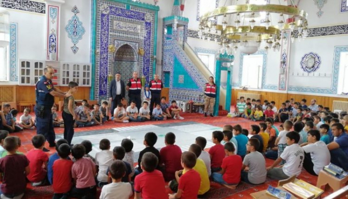 Erzurum’da İlçe Jandarma Trafik ekiplerinden Kuran Kursu öğrencilerine trafik eğitimi