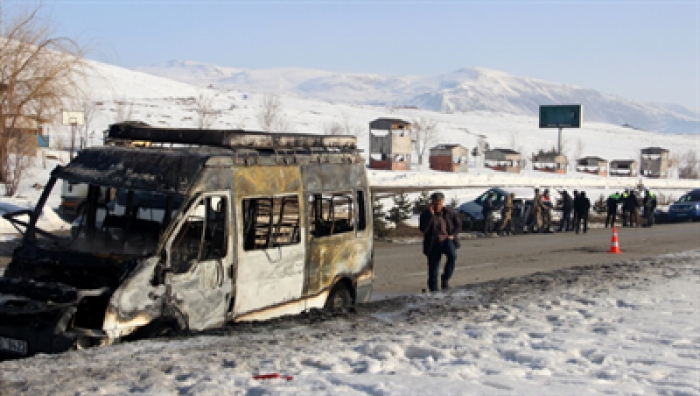 Erzurum'da kaza sonrası yolcu minibüsü alev alev yandı