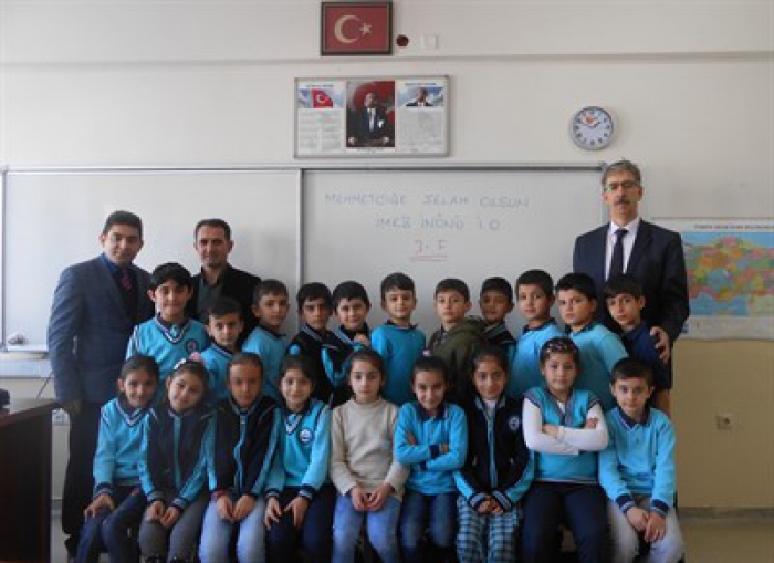 Erzurum'da Minikler harçlıklarını Mehmetçik Vakfına Bağışladılar