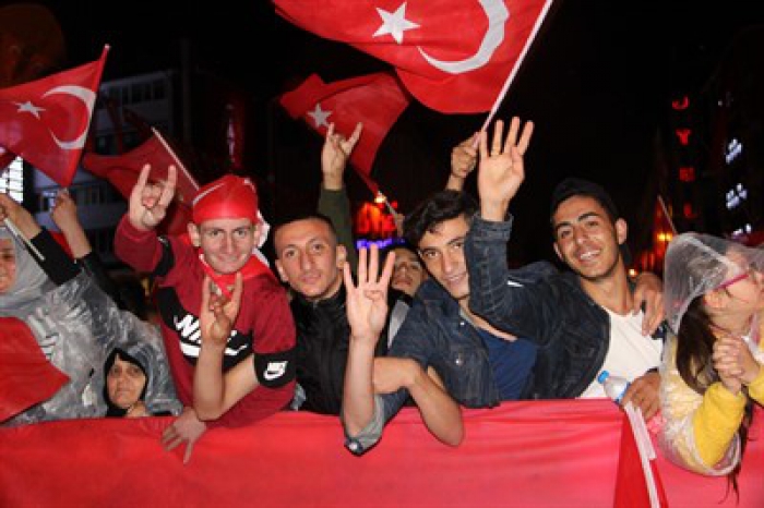 Erzurum’da yağmur altında demokrasi nöbeti