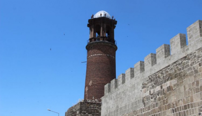 Erzurum Saat Kulesi kale mescidinin minaresi olarak inşa edildi