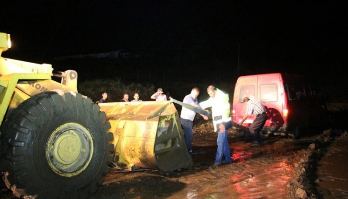 Erzurum: Sel, İlçelerde yolu trafiğe kapattı