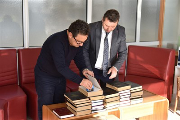 Kavaz, kütüphaneye 3 bin kitap hediye etti