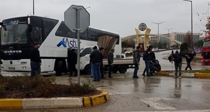 Otobüs ile kamyonet çarpıştı! 2 yaralı