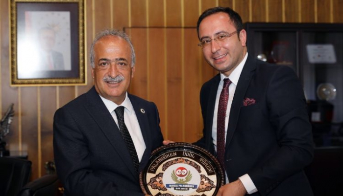 Rektör Çomaklı, Ulusal Palandöken basın ödülüne layık görüldü