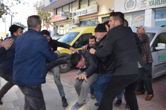 Trafik kazası bıçaklı kavgaya dönüştü