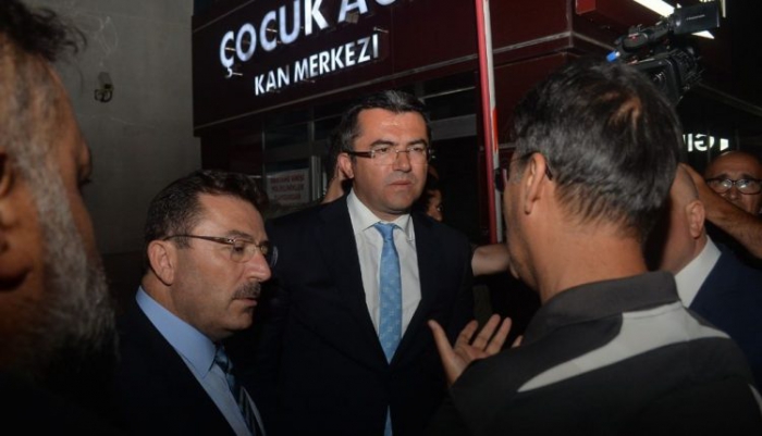 Vali Memiş yaralı polisi hastanede ziyaret etti