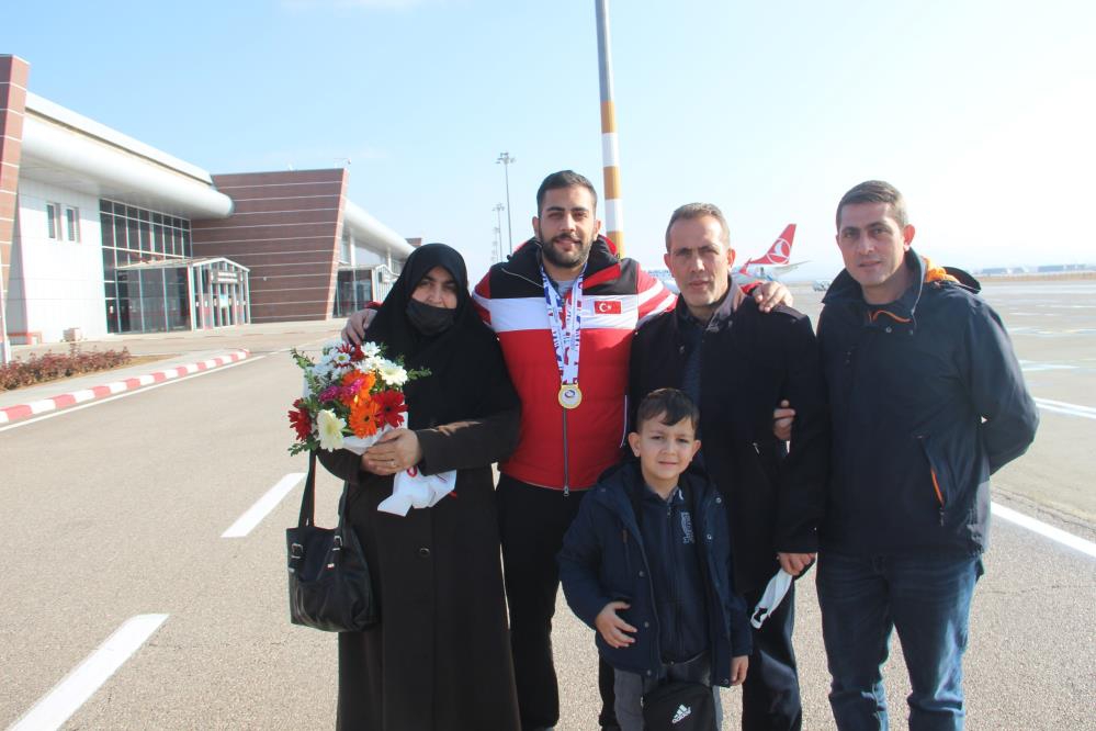 Olimpiyat kotası alan Furkan, başarısını davul zurna eşliğinde oynayarak kutladı