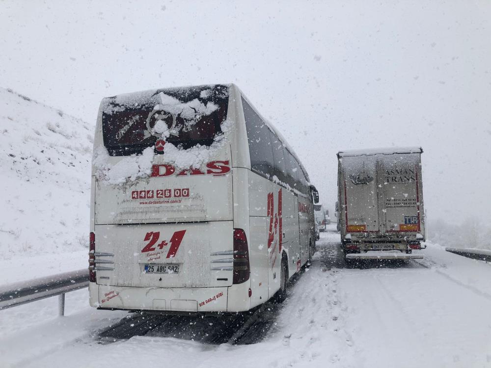 Erzurum-Erzincan karayolunda yüzlerce araç mahsur kaldı