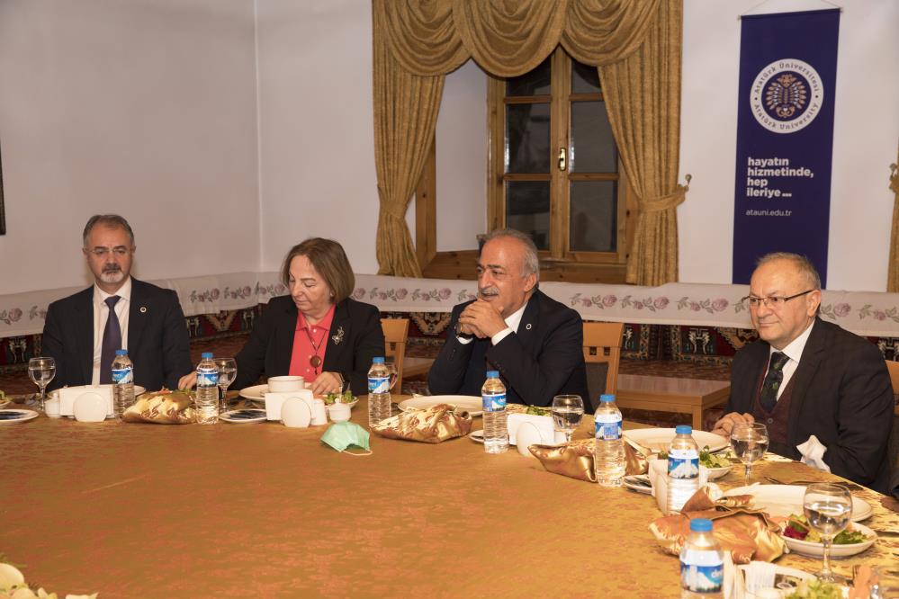 Rektör Çomaklı, önceki dönem yönetim ekibiyle bir araya geldi