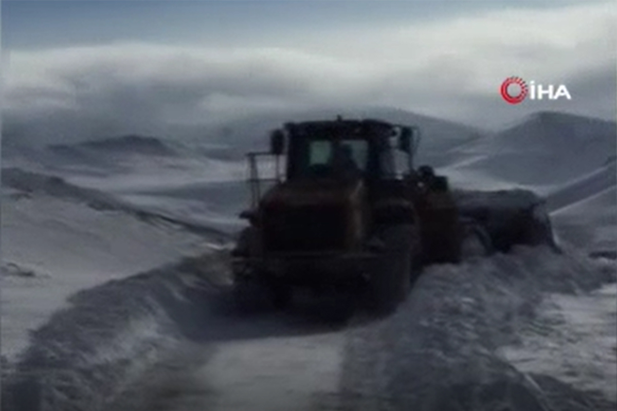 Erzurum’da mezrada çığ düştü, 2 kişi çığ altında kaldı