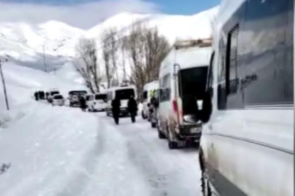 Erzurum’da üçüncü çığ, 10 araç mahsur kaldı