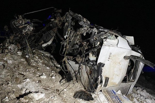 Freni patlayan vinç yüklü tır devrildi: 1 ölü
