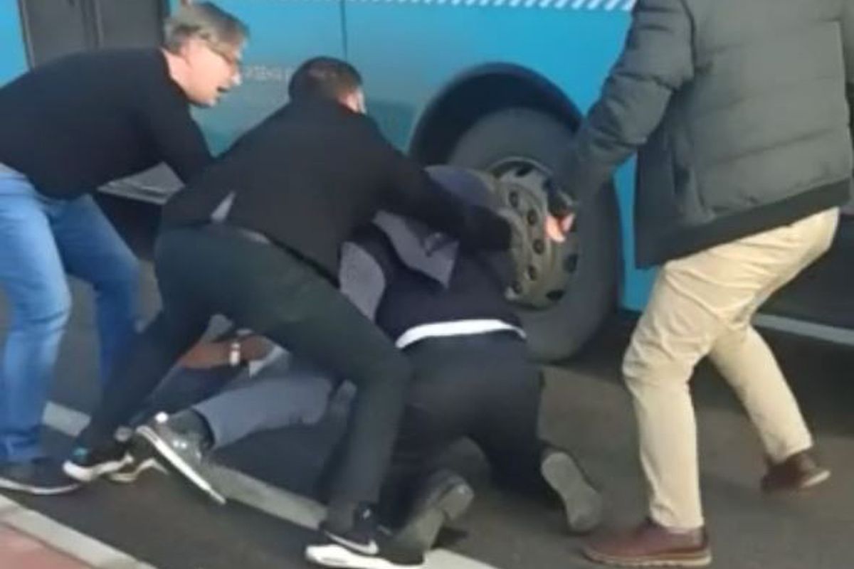 Halk otobüsü şoförünü yola yatırıp tekme ve yumruklarla dövdüler