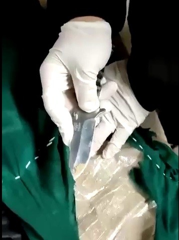 Kadın yolcunun beline sarılmış vaziyette 3 kilogram eroin ele geçirildi