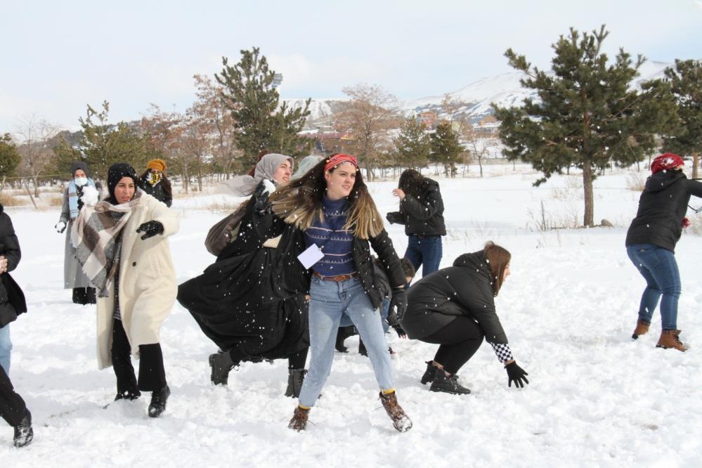 Erzurum'da Kız öğrencilerin kartopu savaşı