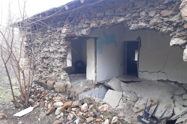Şiddetli fırtına çatıları uçurdu, evin duvarını yıktı