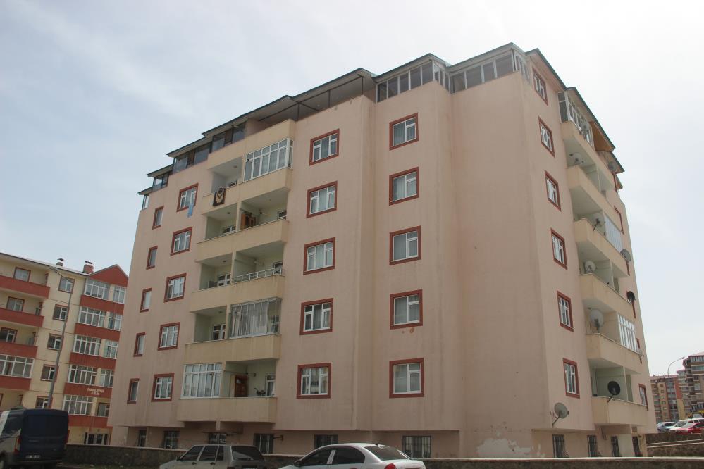Erzurum'da apartmanın 6. katından düşen çocuğu vatandaşlar tuttu