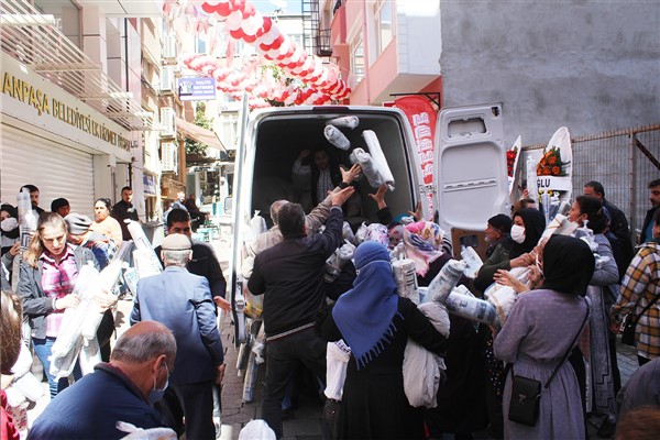 İndirim izdihamı: Birbirleriyle yarıştılar