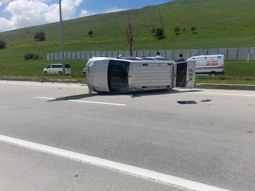 Erzurum'da direksiyon hakimiyetini kaybeden otomobil takla attı