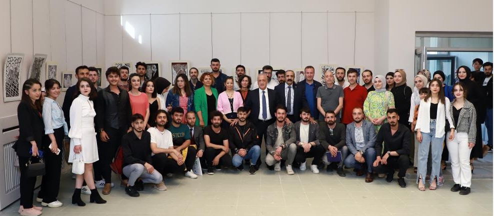 Resim bölümü öğrencileri eserlerini sergiledi