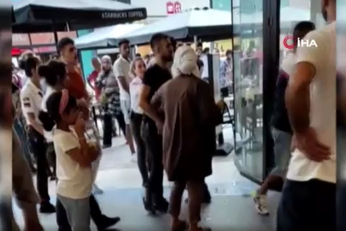 AVM'deki ünlü kahvecide tekme tokat kavga