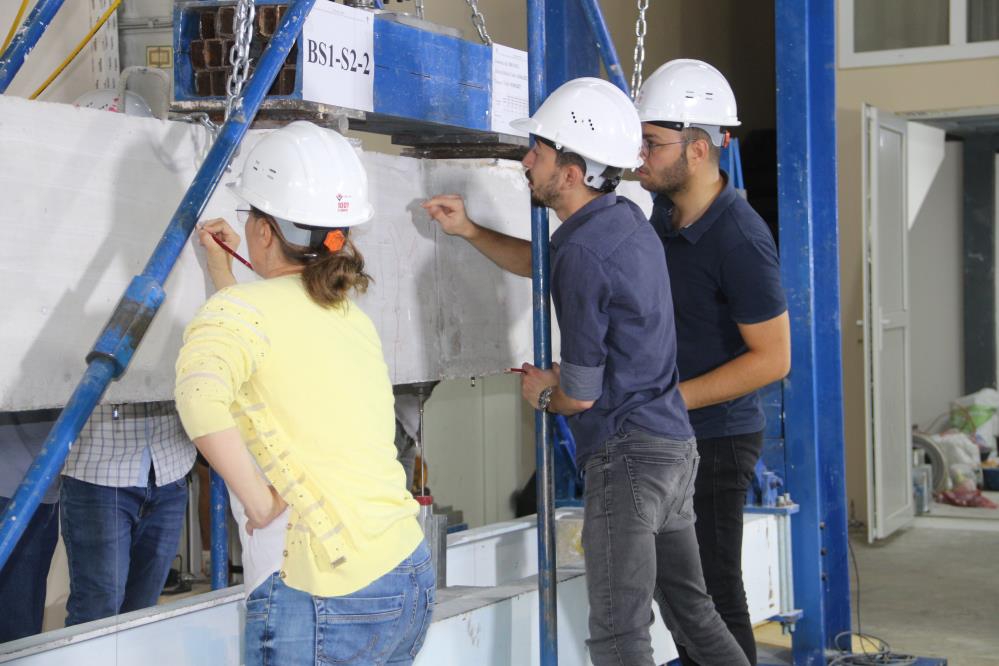 Erzurum''da inşaat sektöründe kışın beton dökerek dünyada bir ilke imza attılar