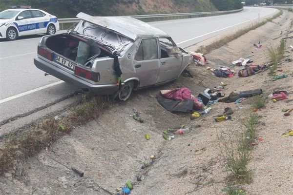 Kontrolden çıkan otomobil takla atıp refüje devrildi: 3'ü çocuk 5 yaralı
