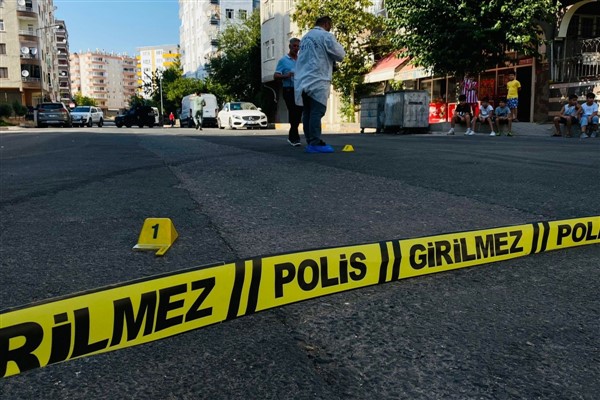 Maskeli şahıslar toptancıya sokak ortasında kurşun yağdırdılar